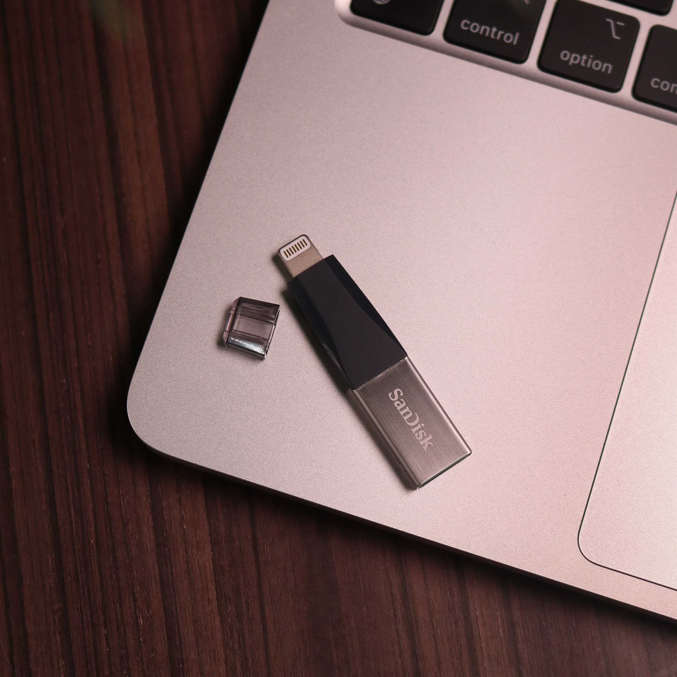 SanDisk iXpand Flash Drive for iPhone [H] - فلاش ميموري - سان ديسك - لجميع اجهزة الايفون القديمة - ماقبل ايفون ١٥